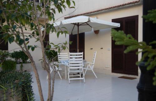 Casuzze Apartment | Casa Kaukana: Perfect Getaway Near Marina di Ragusa