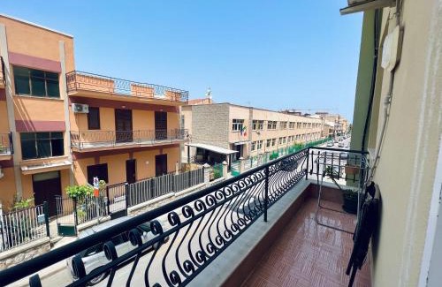 Capaci House | Cozy Casa Kennedy: Guest Rated 9.2 with Family & Pet Perks