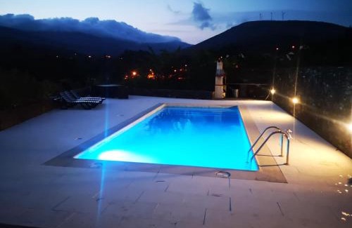 Castanheira de Pera Villa | Relax at Casa Kika e Noelle: Oceanfront Getaway with Pool
