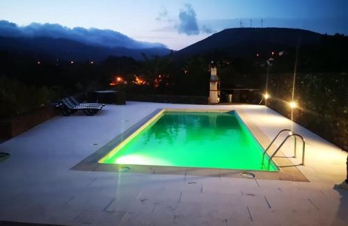 Castanheira de Pera Villa | Relax at Casa Kika e Noelle: Oceanfront Getaway with Pool