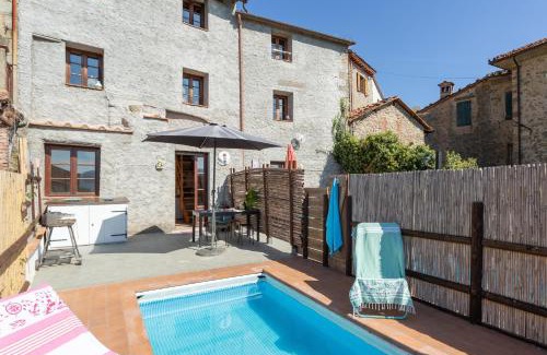 Bagni di Lucca Apartment | Oceanfront Casa Kiwi: Pet-Friendly with Pool & Family Fun