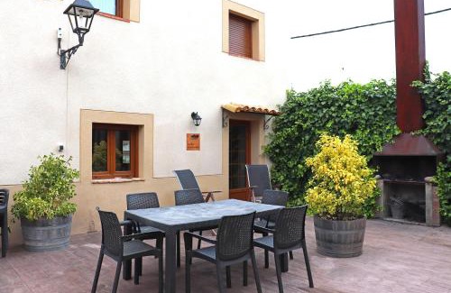 Barbastro House | Cozy Casa la Barbacana: Pet-Friendly with Breakfast Included