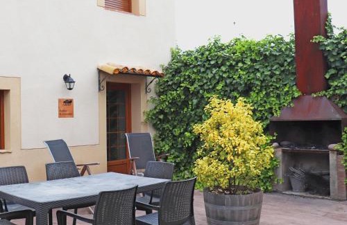 Barbastro House | Cozy Casa la Barbacana: Pet-Friendly with Breakfast Included