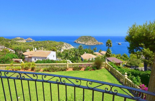 Mar Azul Ski Chalet | Experience 5055 Casa La Barraca with Spa & Pet-Friendly Perks