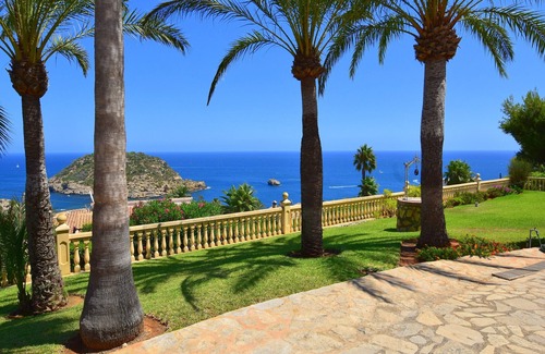 Mar Azul Ski Chalet | Experience 5055 Casa La Barraca with Spa & Pet-Friendly Perks