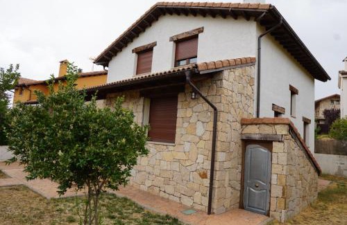 Navarredonda de Gredos Ski Chalet | Pet-Friendly Retreat at Casa la Cabañuela - Rated 9.1/10