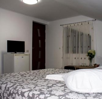Techirghiol House | Budget-Friendly Stay at Casa La Flori with Family Amenities