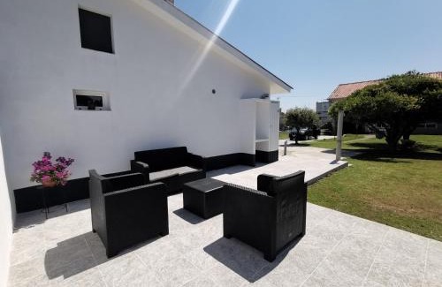 Esmoriz House | Cozy Casa la Grenadine: Oceanfront Escape for Families