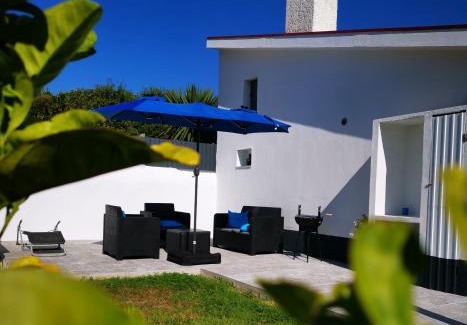 Esmoriz House | Cozy Casa la Grenadine: Oceanfront Escape for Families