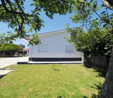 Esmoriz House | Cozy Casa la Grenadine: Oceanfront Escape for Families