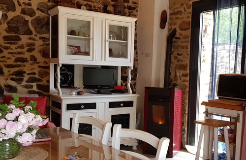 San Justo de Cabanillas Cottage | Perfect Retreat: Casa La Jara Blanca with Lake Views