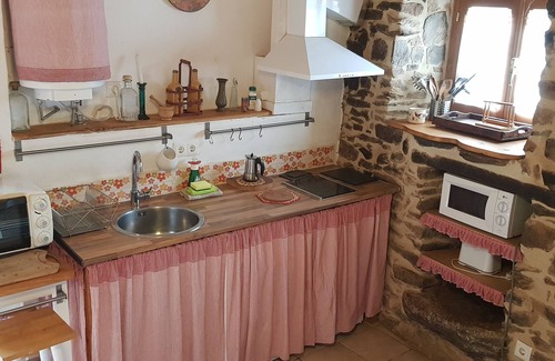 San Justo de Cabanillas Cottage | Perfect Retreat: Casa La Jara Blanca with Lake Views