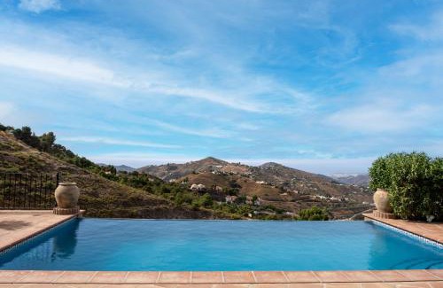 Competa Villa | Family-Friendly Casa La Mirada with Pool Access