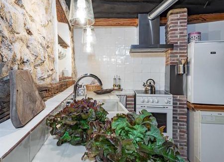 Utande House | Discover Casa la Nuri: Pet Friendly with Breakfast Included