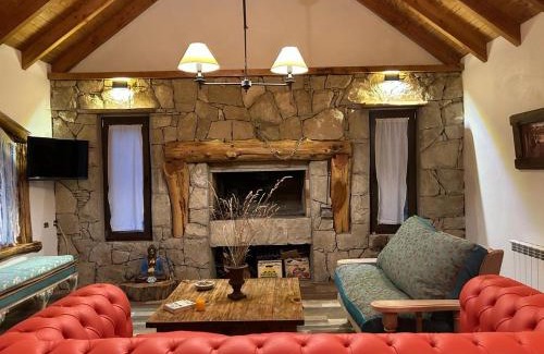 Villa Arelauquen House | Pet-Friendly Retreat at Casa Lago Gutiérrez Awaits You