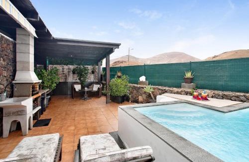 Tinajo House | Discover Casa Lancelot: Family-Friendly Oasis with Pool