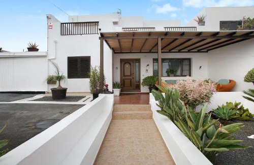 Tinajo House | Discover Casa Lancelot: Family-Friendly Oasis with Pool