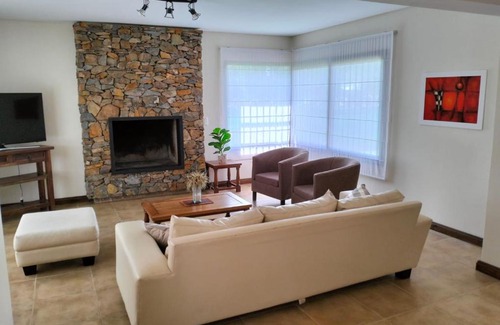 Chacras de Coria House | Discover Casa Las Palmas: Family-Friendly Oasis with Pool