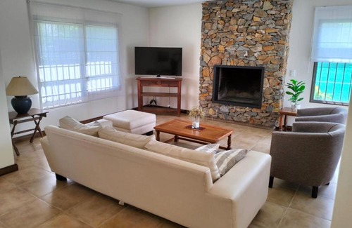 Chacras de Coria House | Discover Casa Las Palmas: Family-Friendly Oasis with Pool