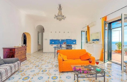 Amalfi Apartment | Casa Lazira: Sunlit Apartment with Kitchen & Breakfast