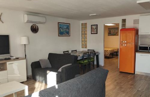 Vasto Apartment | Beautiful Casa Leo: Oceanfront Retreat with Pool & Dining