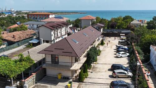 2 Mai House | Family-Friendly Casa Leo: Rated 10/10 with Kitchen Amenities