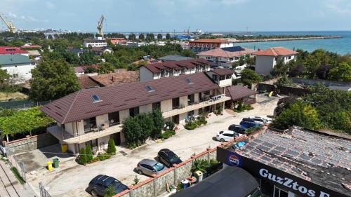 2 Mai House | Family-Friendly Casa Leo: Rated 10/10 with Kitchen Amenities