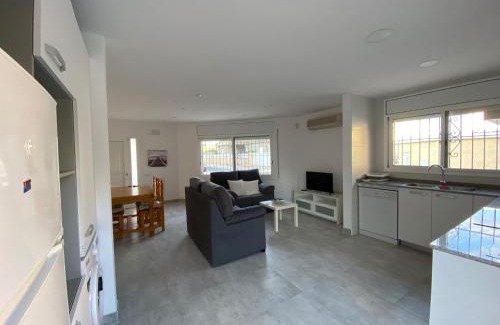 Deltebre House | Casa Les Buganvilles: Oceanfront Getaway with Pool & Pets
