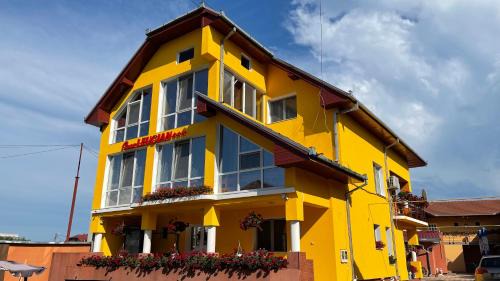Deva House | Guest-Favorite Casa Leucian: Breakfast & Family-Friendly Stay