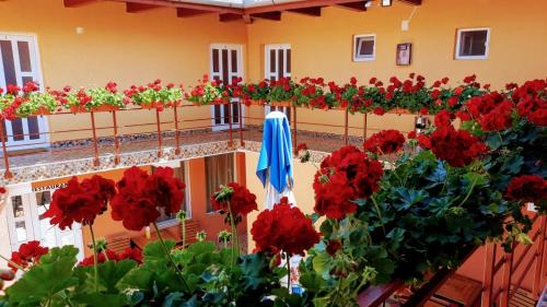 Deva House | Guest-Favorite Casa Leucian: Breakfast & Family-Friendly Stay