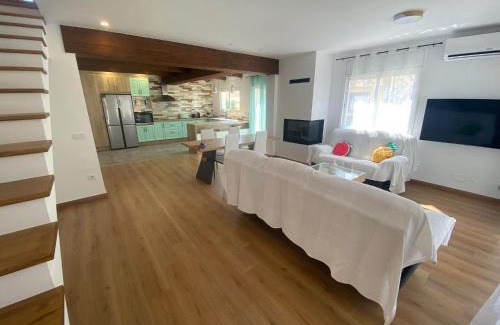 Castello d'Empuries House | Casa Libélula: Oceanfront Retreat with Pool & Pet-Friendly
