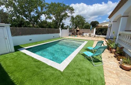 Castello d'Empuries House | Casa Libélula: Oceanfront Retreat with Pool & Pet-Friendly