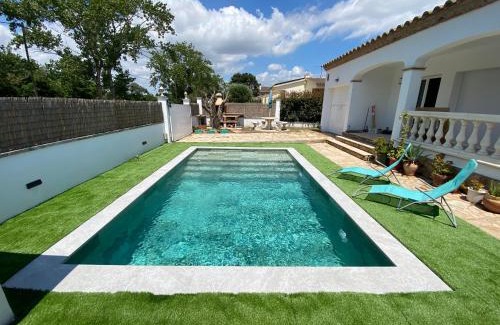 Castello d'Empuries House | Casa Libélula: Oceanfront Retreat with Pool & Pet-Friendly