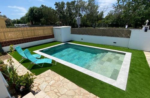 Castello d'Empuries House | Casa Libélula: Oceanfront Retreat with Pool & Pet-Friendly