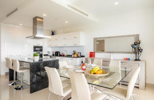 Porto de Mos Apartment | Casa Lilou - Oceanfront Apartment with Pool & Hot Tub