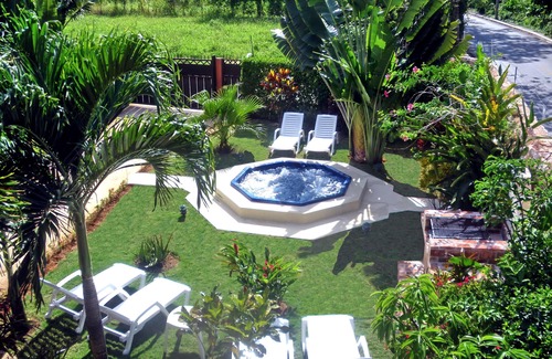 La Ceiba Apartment | Pet-Friendly Casa Lily & Coco with Oceanfront Hot Tub