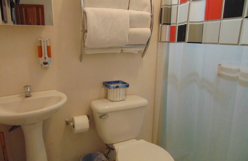 Pavas Bed & Breakfast | Relax at Casa Lima B&B with Spa and Breakfast Included