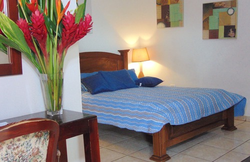 Pavas Bed & Breakfast | Casa Lima B&B Family Suites: Comfortable Getaway with Breakfast