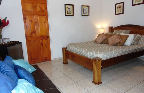 Pavas Bed & Breakfast | Casa Lima B&B: Perfect for Weddings and Group Retreats