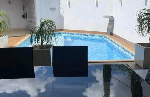 Papillon Park - Complemento House | Cozy Casa: Pet-Friendly Retreat with Pool for Families