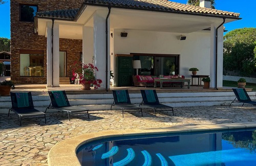 Cabo Roche Villa | Casa Lola: Beachside Retreat with Spa and Pool Access