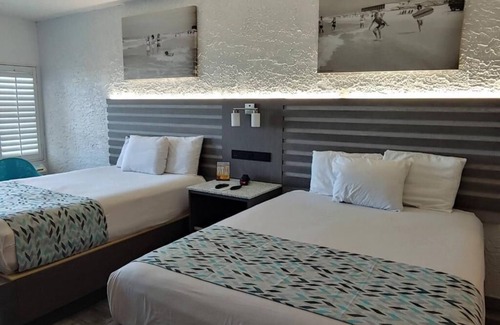 Bahama Beach Hotel | Cozy Casa Loma Inn: Poolside Retreat with Ocean Views