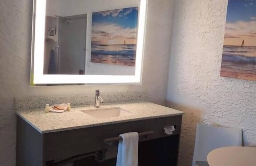 Bahama Beach Hotel | Cozy Casa Loma Inn: Poolside Retreat with Ocean Views