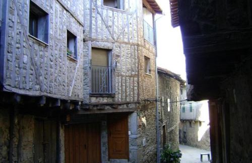San Martin del Castanar House | Family-Friendly Casa Lopez San Martín for Memorable Stays
