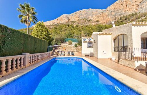 Ermita Villa | Unforgettable Stays at Casa Los Arboles: Oceanfront Bliss