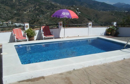 Sedella House | Casa Los Luceros: Family-Friendly Retreat with Spa & Pool
