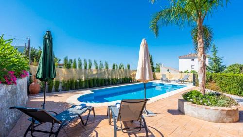 Canillas de Aceituno House | Relax at Casa Los Naranjos with Pool & Family-Friendly Amenities