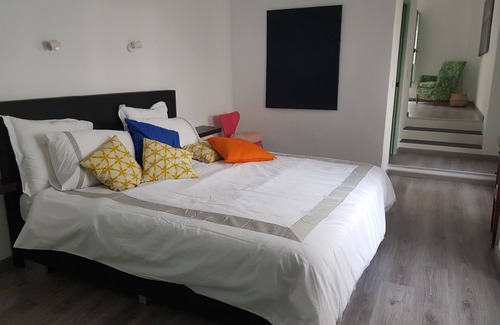 Pinos del Valle Bed & Breakfast | Experience Casa Los Tejones: Family-Friendly with Pool & Kitchen