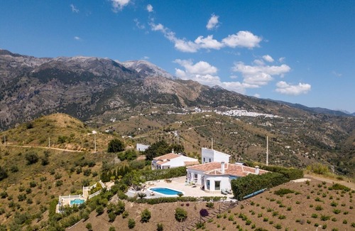 Canillas de Aceituno Villa | Casa Lucía: Top-Rated Villa with Pool and Ocean View