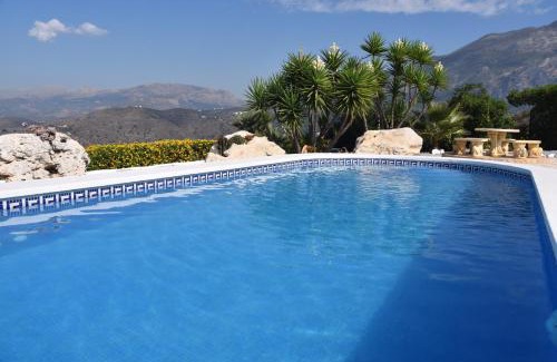 Canillas de Aceituno House | Beautiful Casa Lucía: 4-Star Oceanfront with Pool